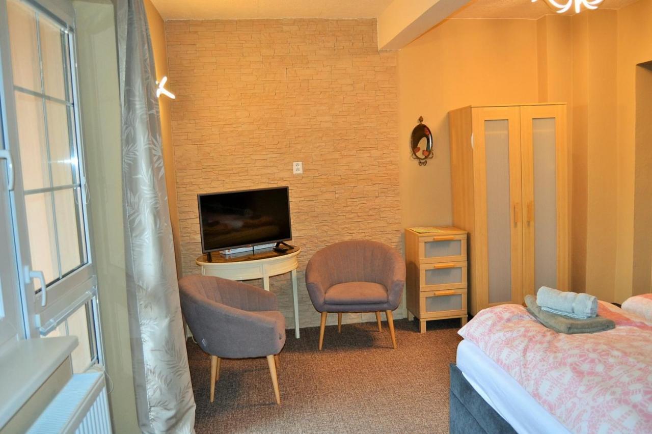 Apartments Nicol การ์โลวีวารี ภายนอก รูปภาพ